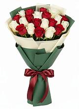 Букет Микс из красных и белых роз в Александрове