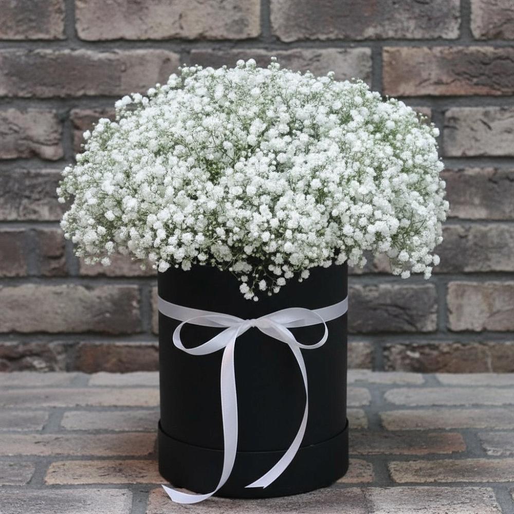 Цветочная композиция из Гипсофила в шляпной коробке в Александрове