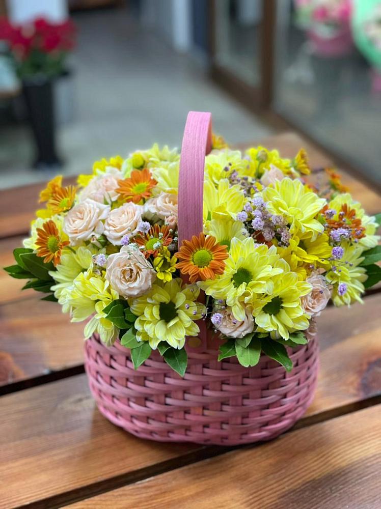 Цветочная композиция из Хризантемы и Розы в корзине в Александрове