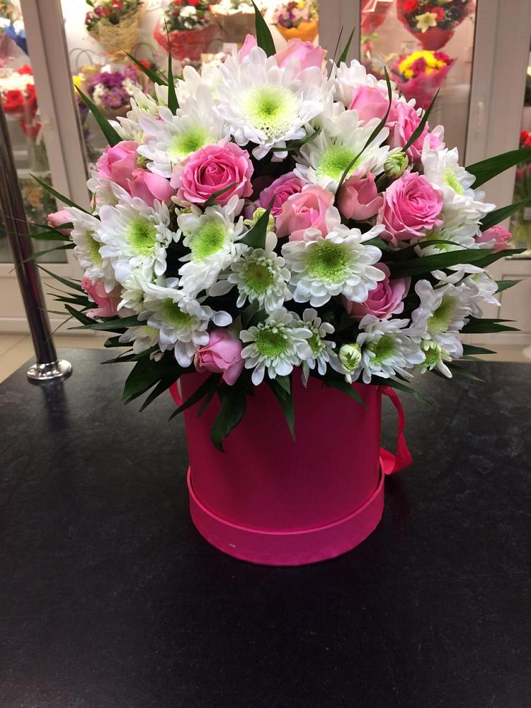 Цветочная композиция из Розы и Хризантемы в шляпной коробке в Александрове