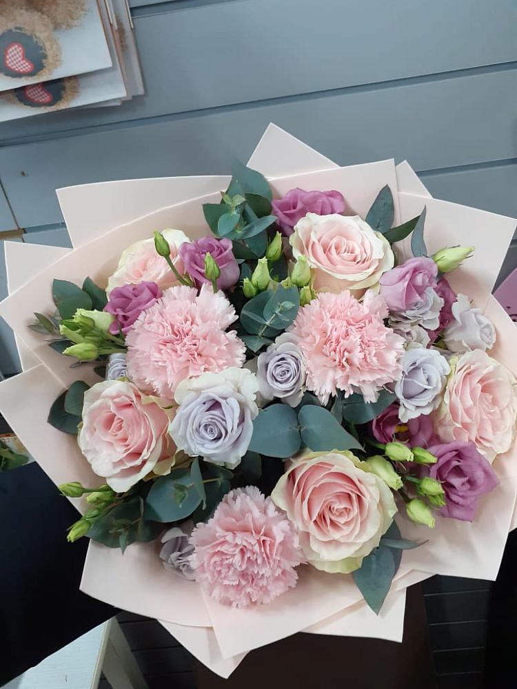 Букет цветов из: Розы, Гвоздики и Лизиантусы в Александрове