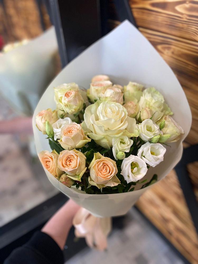 Букет цветов из: Розы и Лизиантусы в Александрове